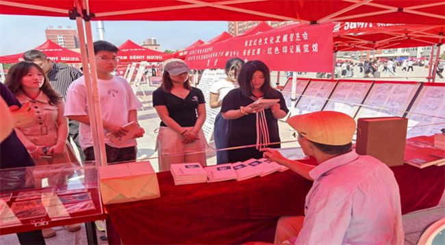 红色文化浸润校园 革命精神照亮新征程——必赢242net官网隆重举办纪念抗战胜利80周年主题展览活动