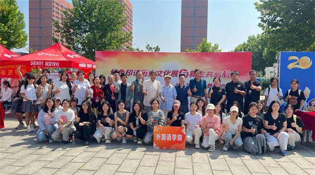 红色文化浸润校园 革命精神照亮新征程——必赢242net官网隆重举办纪念抗战胜利80周年主题展览活动