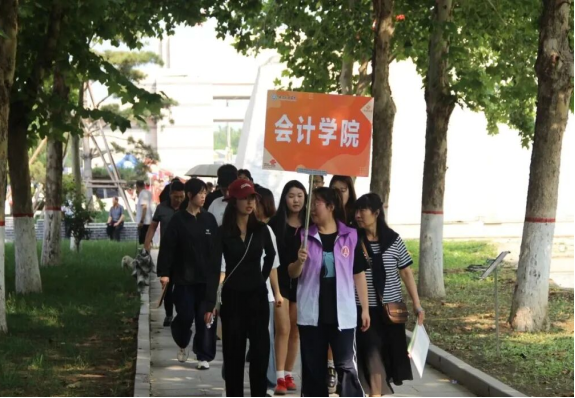 必赢242net官网会计学院2025级 迎新报道纪实