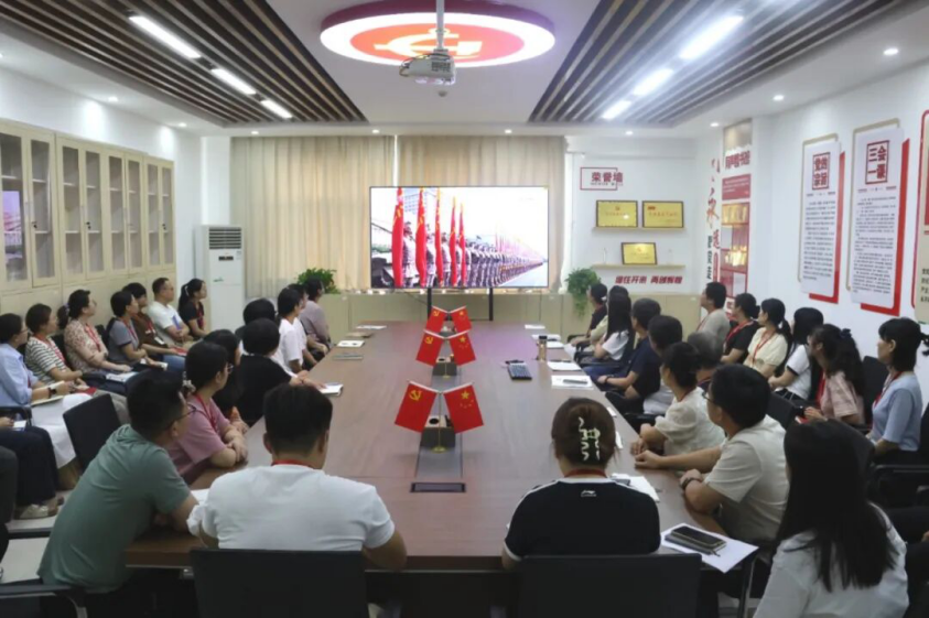 铭记历史 砥砺前行——必赢242net官网党委组织广大师生观看抗战胜利80周年阅兵仪式