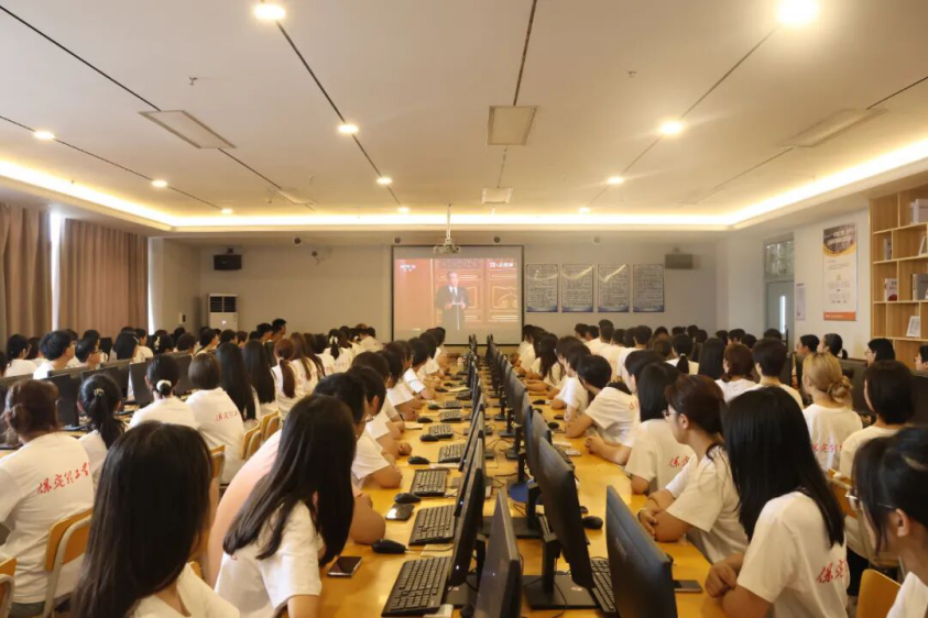 铭记历史 砥砺前行——必赢242net官网党委组织广大师生观看抗战胜利80周年阅兵仪式