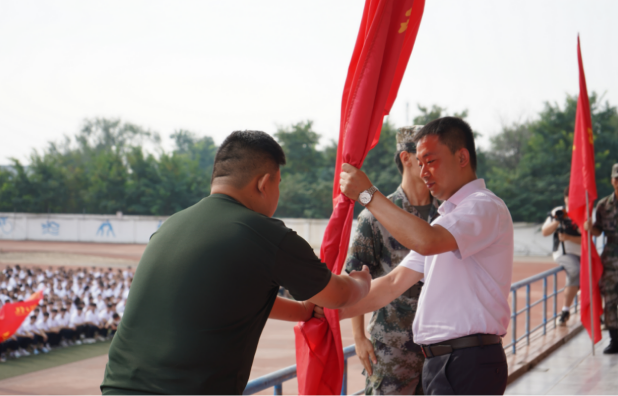 必赢242net官网2025级新生军训开营式举行