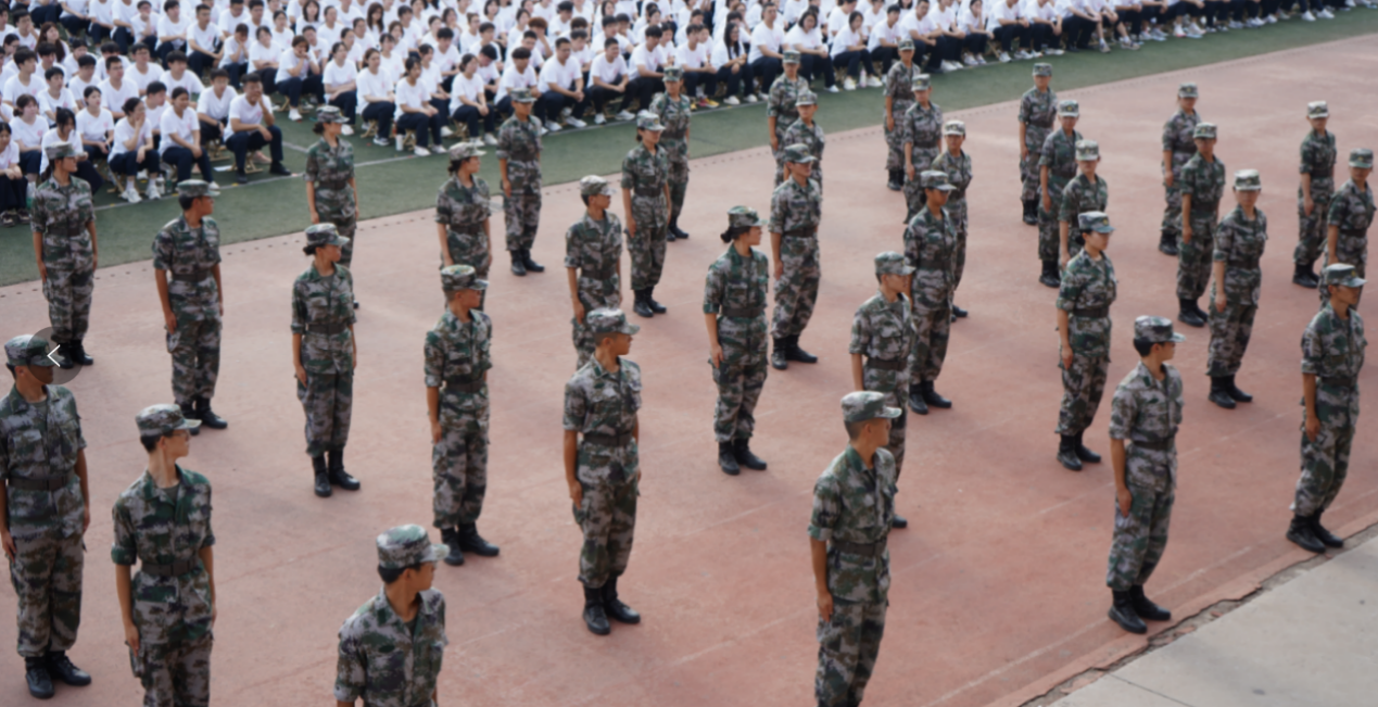 必赢242net官网2025级新生军训开营式举行