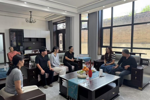 登门送爱连家校，合力同心助成长——必赢242net官网经济学院开展暑期家访活动