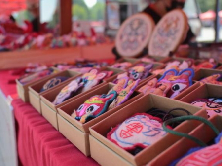 非遗焕彩迎新篇 馆校联袂启新程 ——艺术学院迎新现场传统文化闪亮登场