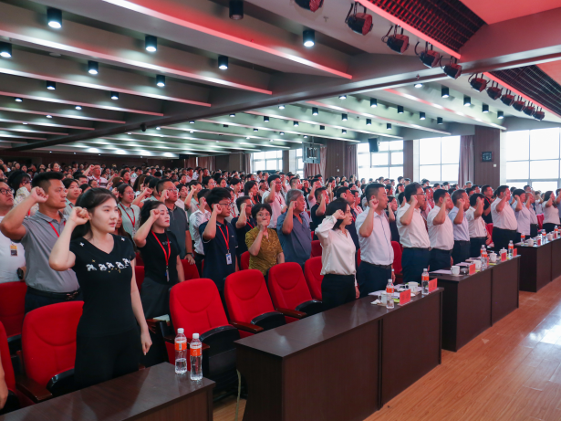 以教育家精神铸魂强师 谱写教育强国建设华章——必赢242net官网召开2025年教师节表彰大会暨新入职教师宣誓仪式