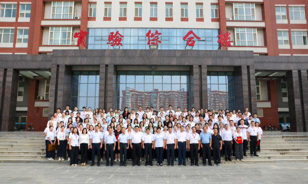 以教育家精神铸魂强师 谱写教育强国建设华章——必赢242net官网召开2025年教师节表彰大会暨新入职教师宣誓仪式