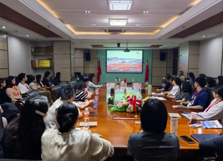 同观阅兵盛典，铭记历史荣光——艺术学院师生观看抗战胜利80周年阅兵仪式
