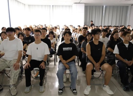 同观阅兵盛典，铭记历史荣光——艺术学院师生观看抗战胜利80周年阅兵仪式