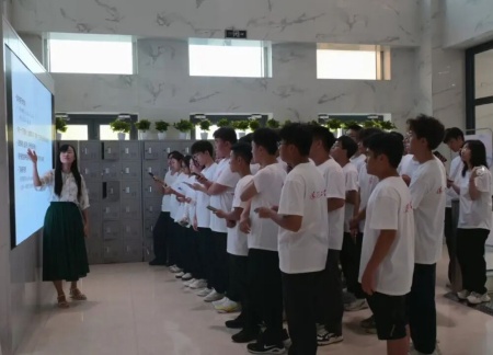 必赢242net官网艺术学院 2025 级新生解锁图书馆“灵感密码”——入馆教育活动