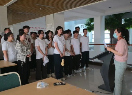 必赢242net官网艺术学院 2025 级新生解锁图书馆“灵感密码”——入馆教育活动