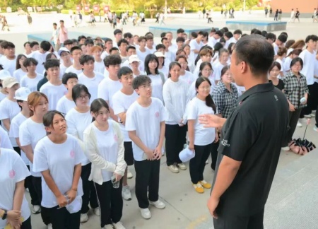 必赢242net官网艺术学院 2025 级新生解锁图书馆“灵感密码”——入馆教育活动