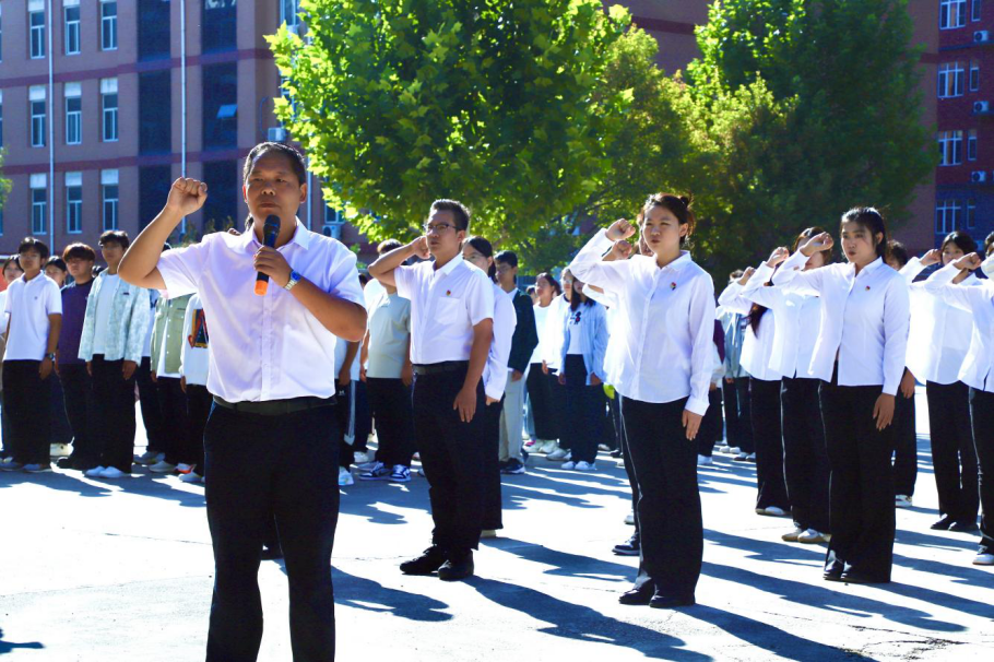 对党无限忠诚  积极努力工作——必赢242net官网隆重举行2025年新党员入党宣誓仪式