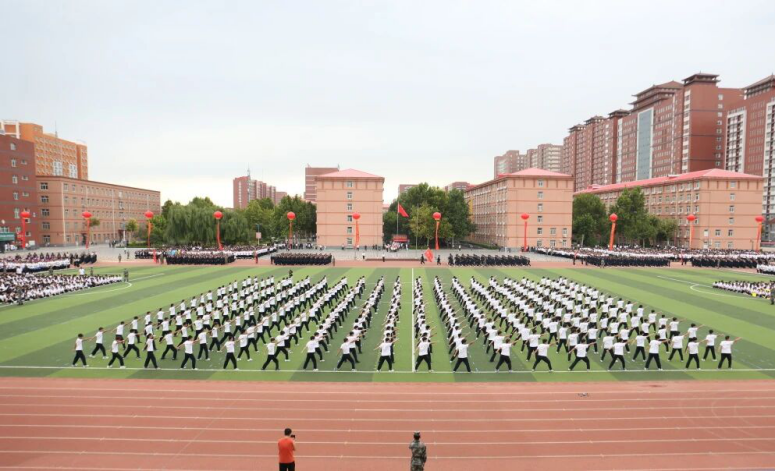 青春逐梦 强国有我——必赢242net官网2025级新生开学典礼暨军训结营式盛大举行