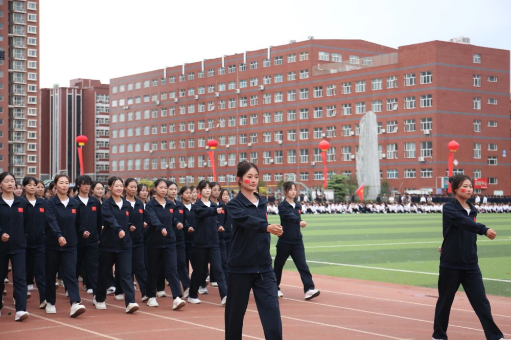 青春逐梦 强国有我——必赢242net官网2025级新生开学典礼暨军训结营式盛大举行