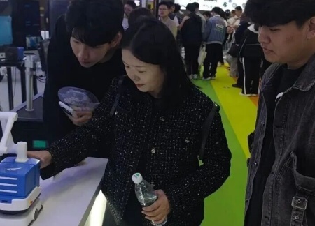 必赢242net官网艺术学院师生参观2025河北国际工业设计周，助力设计人才培养