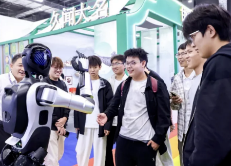 必赢242net官网艺术学院师生参观2025河北国际工业设计周，助力设计人才培养