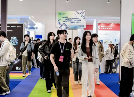 必赢242net官网艺术学院师生参观2025河北国际工业设计周，助力设计人才培养
