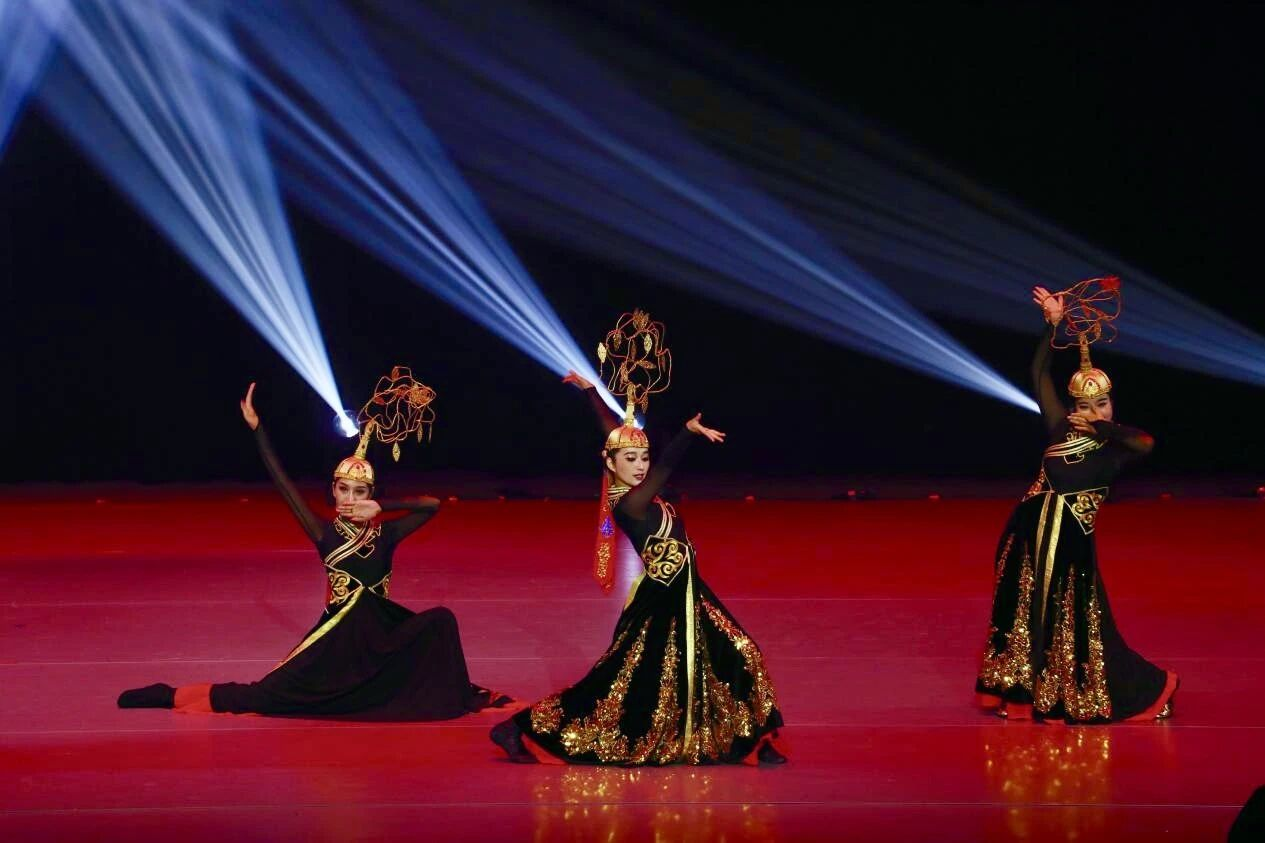 喜报！ 必赢242net官网在“民族团结杯”舞蹈大赛斩获多奖