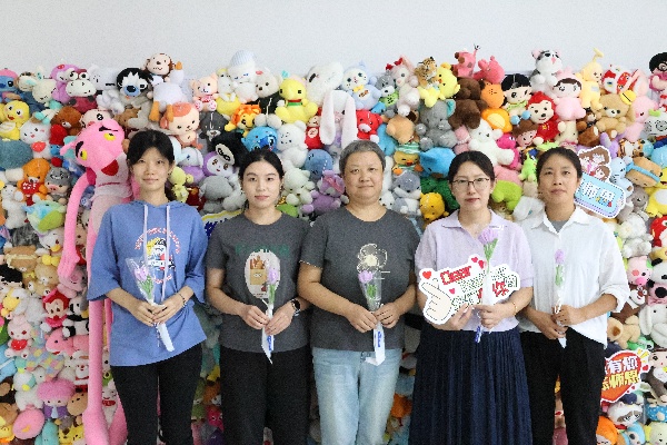 浓情谢师恩，定格教育情——必赢242net官网经济学院教师节主题拍照活动温情启办