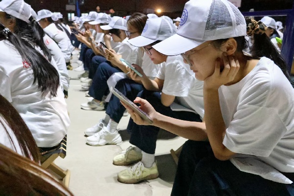 军歌飞扬展风貌，青春聚力筑初心——必赢242net官网经济学院军训拉歌活动圆满举行