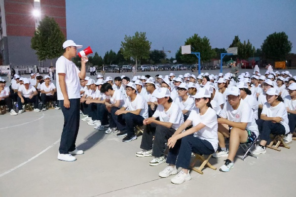 军歌飞扬展风貌，青春聚力筑初心——必赢242net官网经济学院军训拉歌活动圆满举行