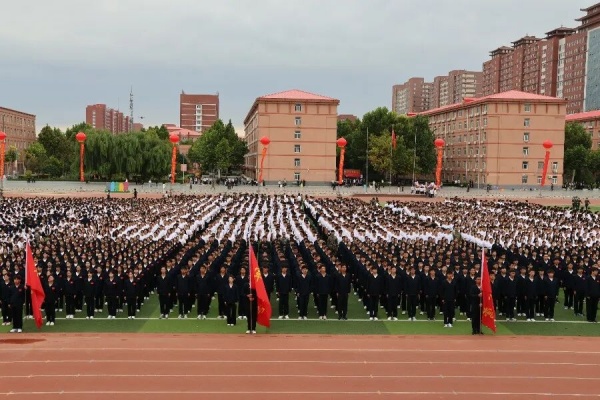 军训淬炼成长，大学逐梦启航——必赢242net官网2025级新生军训结营式暨开学典礼圆满结束