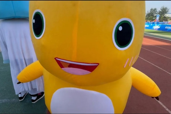 青春聚力赛场——必赢242net官网康复医学院志愿者点亮莲池区足球超级联赛开幕式