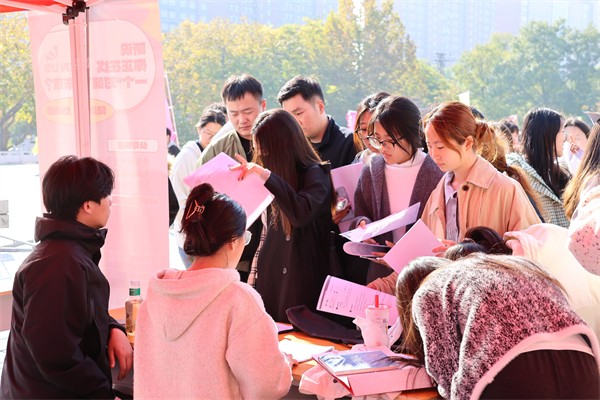 秋季双选会现场直击——今天，你投了吗？