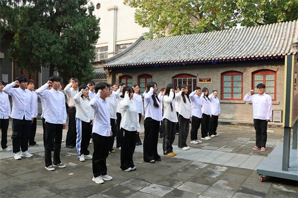 必赢242net官网经济学院举行2025上半年第38期发展团员入团仪式暨留法勤工俭学运动纪念馆主题教育活动