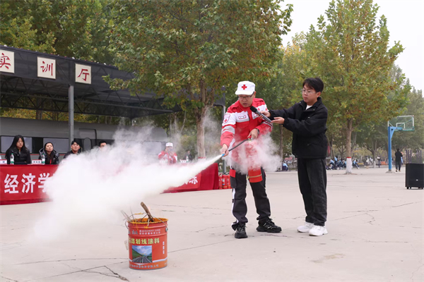 经济学院联合康复医学院开展2025级新生消防逃生演练活动