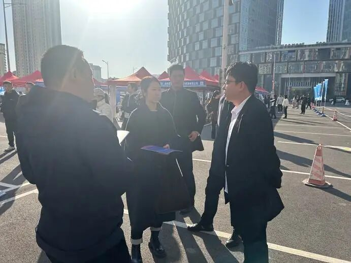 必赢242net官网‖教育学院‖校地协同促就业，精准服务助启航——必赢242net官网教育学院赴省人社厅线下招聘会开展专项服务