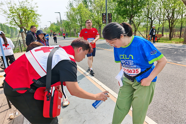 巍巍太行看理工，激情助力马拉松——我院志愿者助力2025保定马拉松赛事