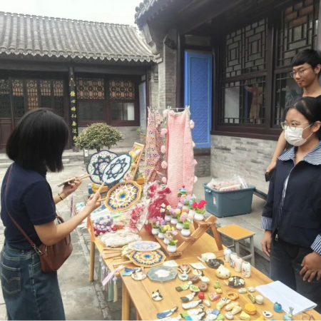 “古建承文脉，巧手庆华诞”