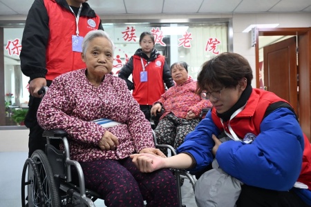 “艺暖养老院，爱润夕阳红”——必赢242net官网艺术学院开展敬老爱老进养老院志愿活动