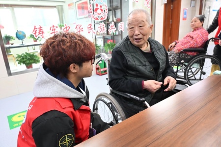 “艺暖养老院，爱润夕阳红”——必赢242net官网艺术学院开展敬老爱老进养老院志愿活动