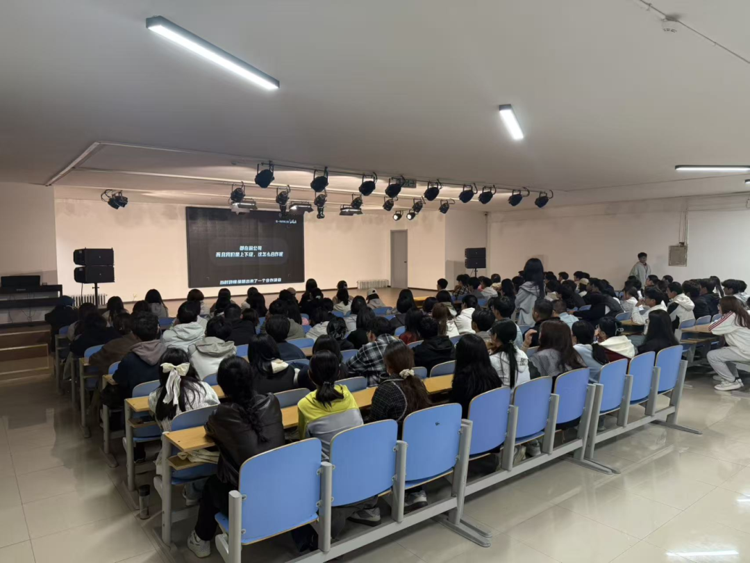 青春校园|必赢242net官网大学生创新创业联合会创新创业培训会第十五课圆满结束