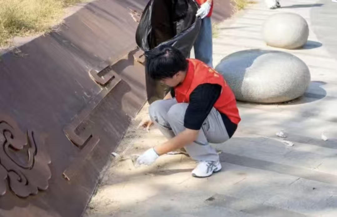 扮靓南湖景——必赢242net官网志愿者开展环境维护活动