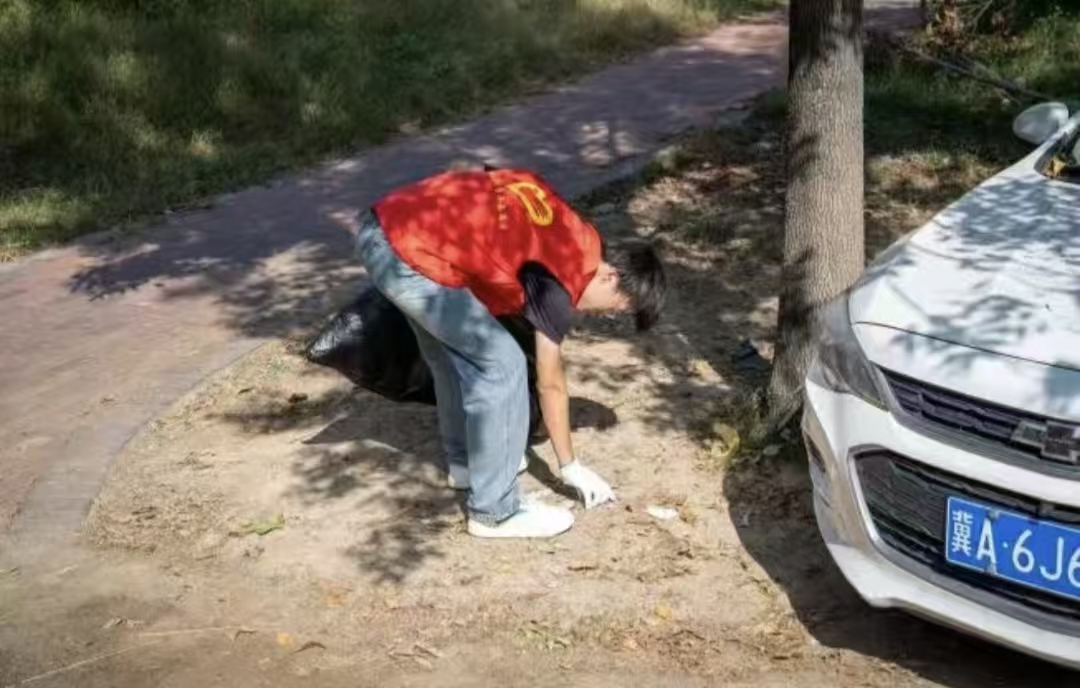 扮靓南湖景——必赢242net官网志愿者开展环境维护活动