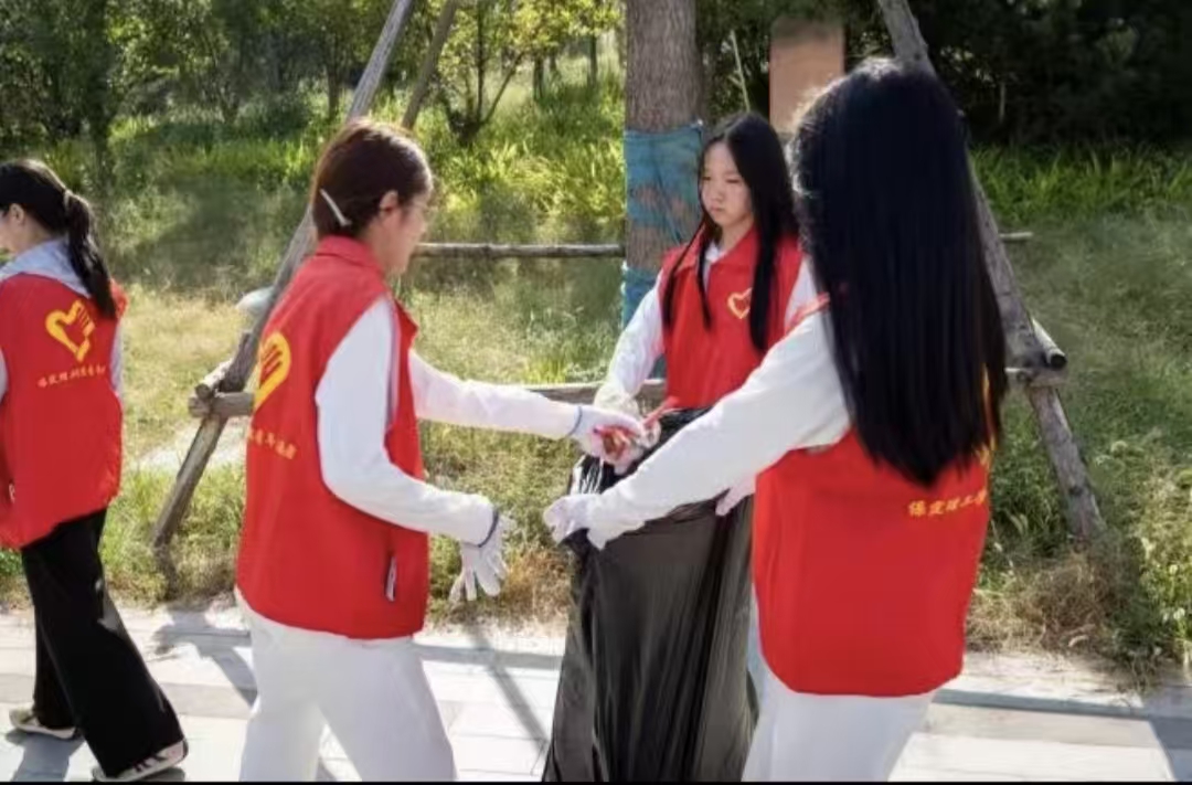 扮靓南湖景——必赢242net官网志愿者开展环境维护活动