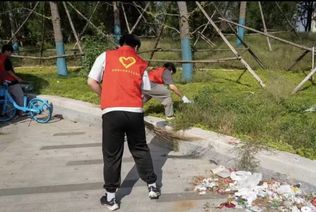 扮靓南湖景——必赢242net官网志愿者开展环境维护活动