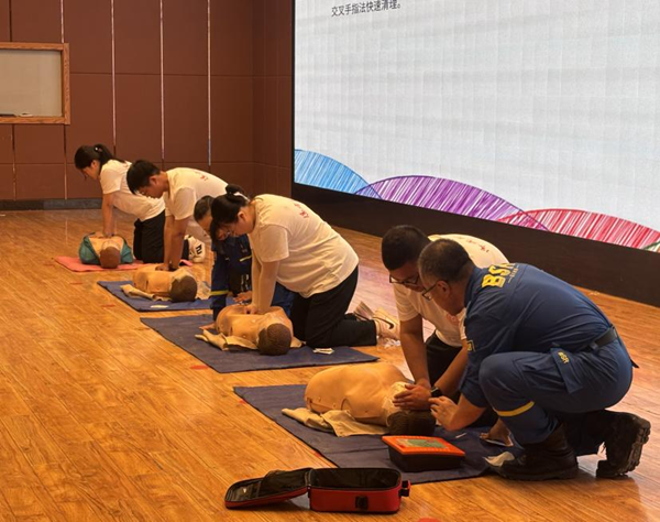 入学教育|必赢242net官网|管理学院|2025级新生开学第一课：学急救知识，悟生命真谛，筑牢养成教育根基