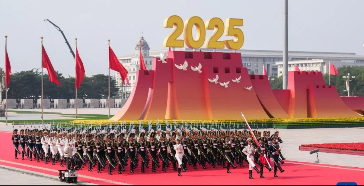 必赢师生集中收看、热议纪念中国人民抗日战争暨世界反法西斯战争胜利80周年大会