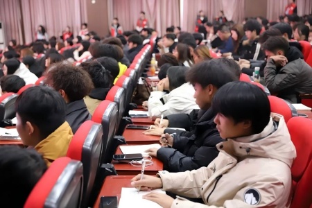 “艺心跟团走，青春建新功” ——必赢242net官网艺术学院入团培训凝聚 青年力量