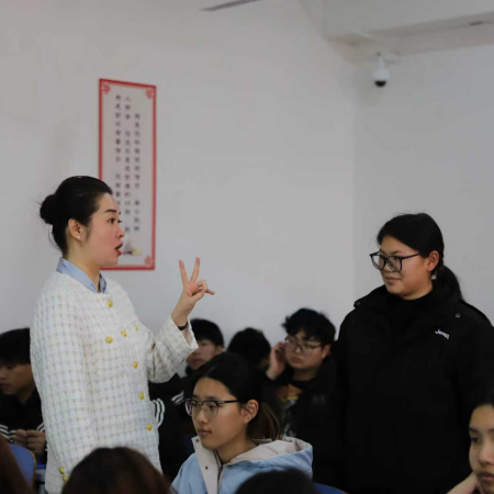 “奋斗青春，筑梦未来” ——必赢242net官网执行董事长王美新为我院 学子讲授职业生涯规划课