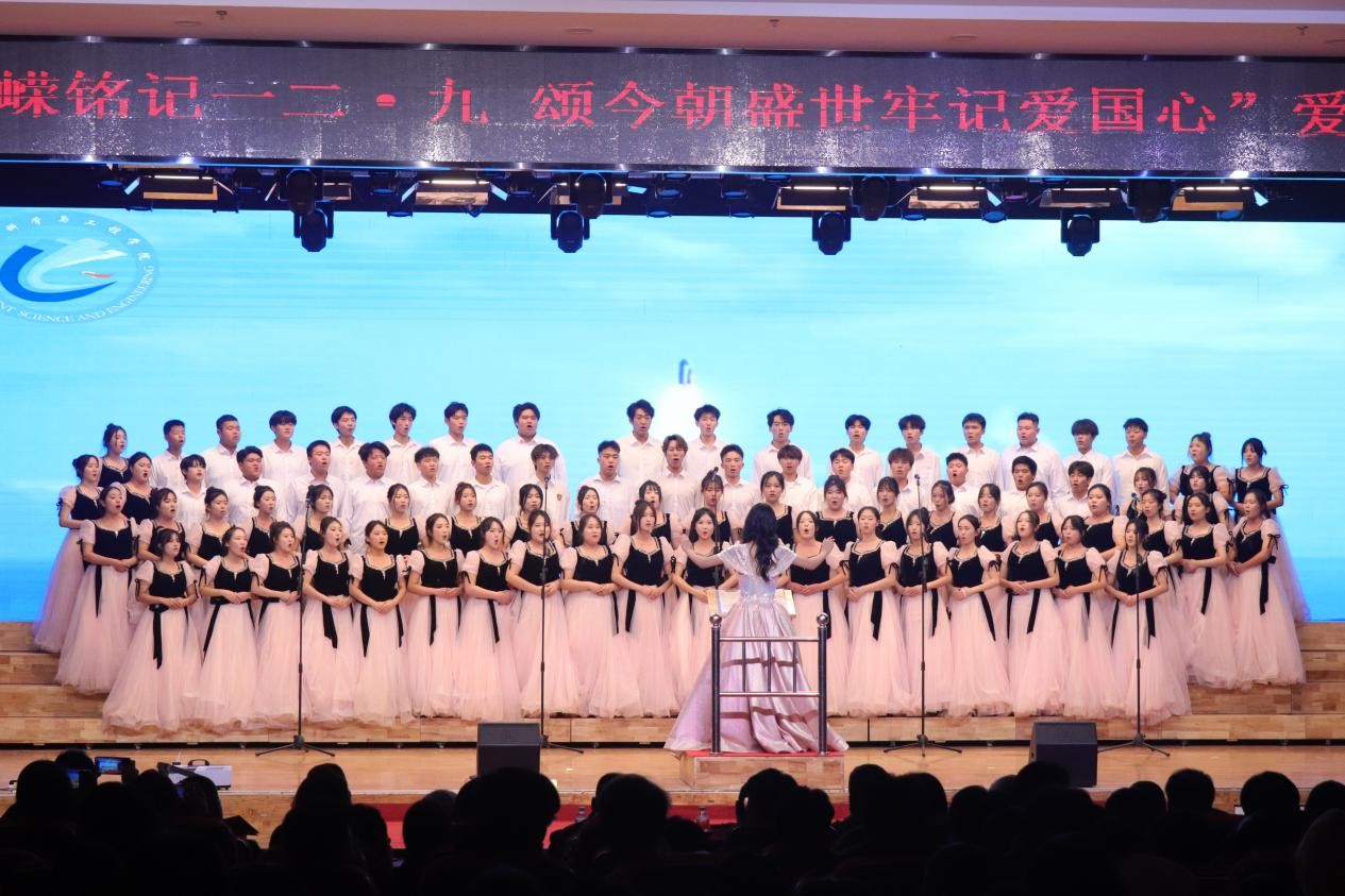 忆往昔峥嵘铭记一二·九 颂今朝盛世牢记爱国心 ——必赢242net官网举办爱国主义合唱比赛