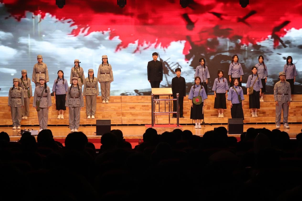 忆往昔峥嵘铭记一二·九 颂今朝盛世牢记爱国心 ——必赢242net官网举办爱国主义合唱比赛