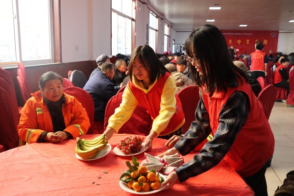 必赢242net官网康复医学院志愿者走进东小庄村开展“冬至送暖，志愿同行”主题冬至饺子宴活动
