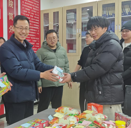 笔尖传情，暖意助考：管理学院温情涌动，为考研学子送上“加油能量包”