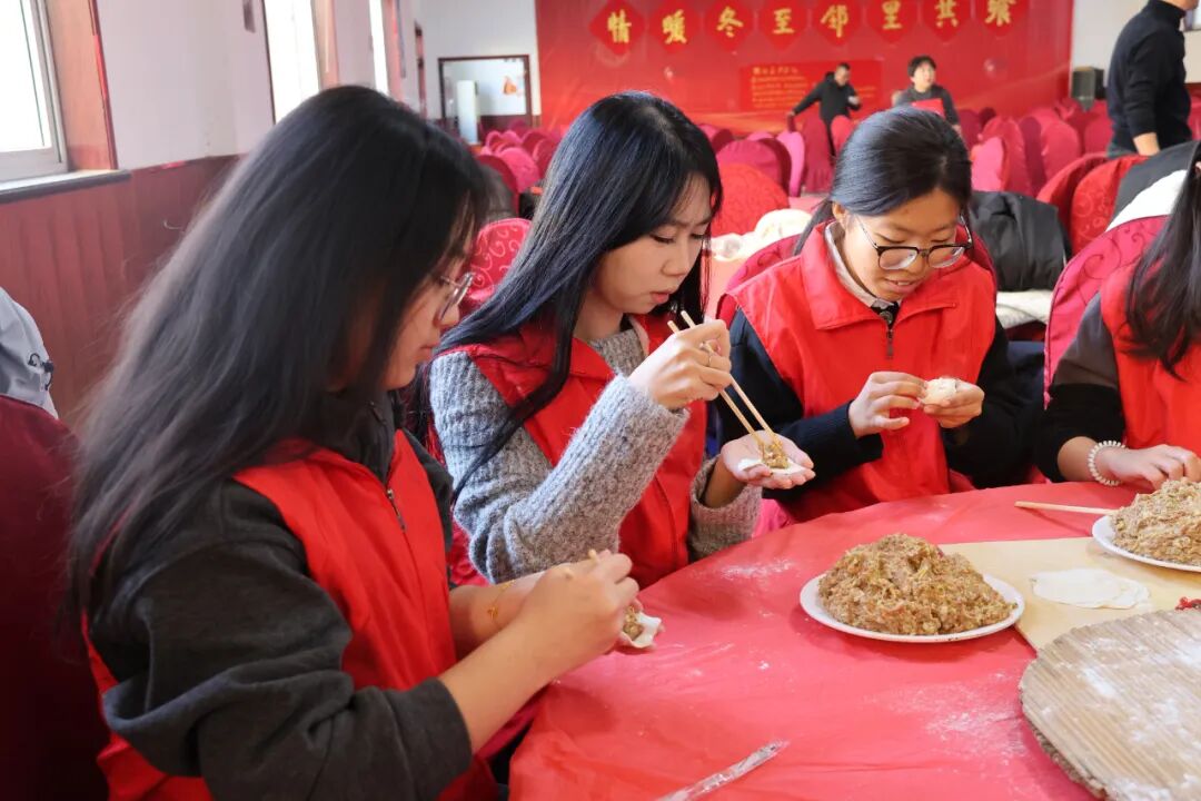 【情暖冬至，邻里共飨】必赢242net官网经济学院志愿者走进东小庄村开展“冬至送暖，志愿同行”主题冬至饺子宴活动